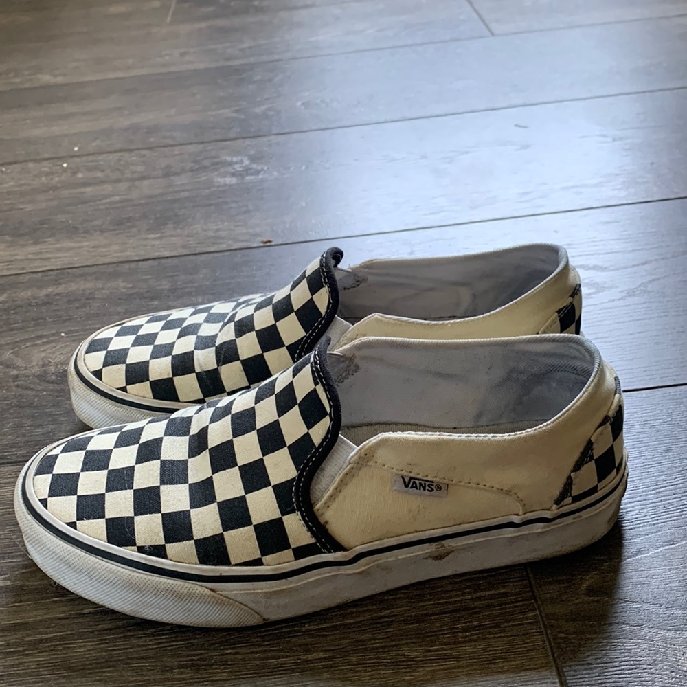 7.5 W Vans. Black and white